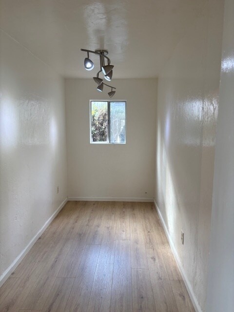 Small flexible room - 8033 Winthrope St