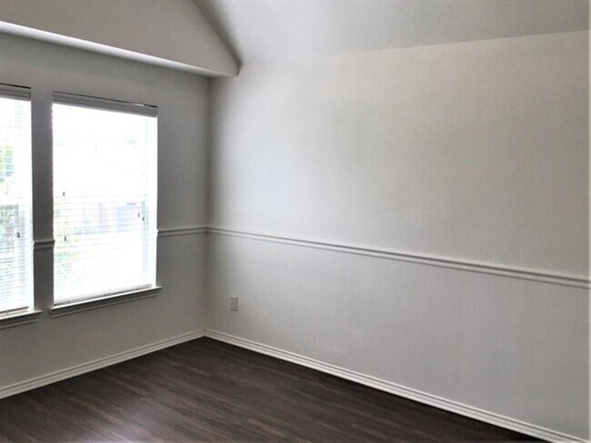 Building Photo - 15818 Shoreline Terrace Dr