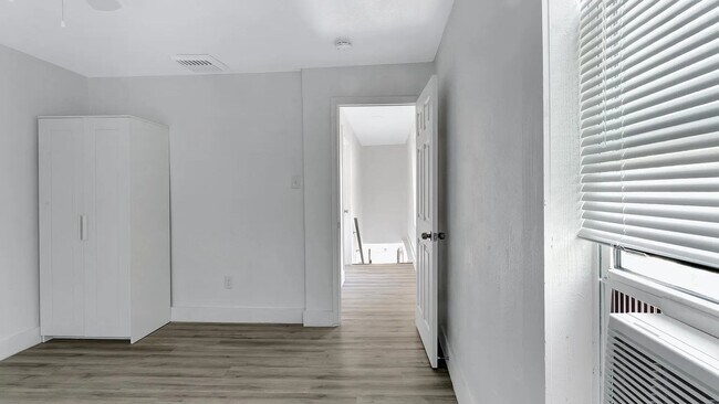 Building Photo - 2737 Stuart Dr