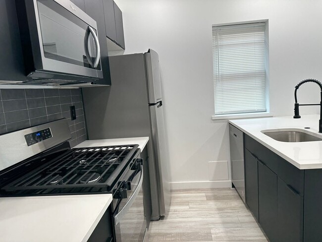 Building Photo - Modern & spacious 2Bedroom 1Bath Apartment