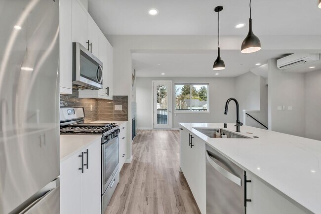 Building Photo - 3bed/2.5 Bath Modern Comfort Meets Elegant Design
