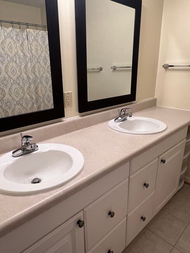 Building Photo - Lovely 3 bedroom/2 bathroom, Convenient Ro...
