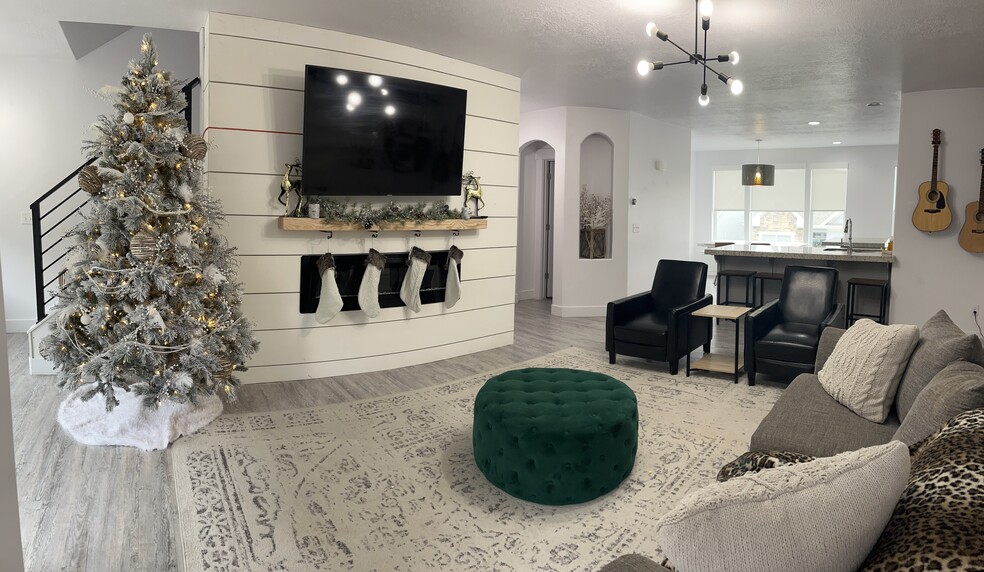 Fireplace/Family Room - 1822 W Torlundy Dr