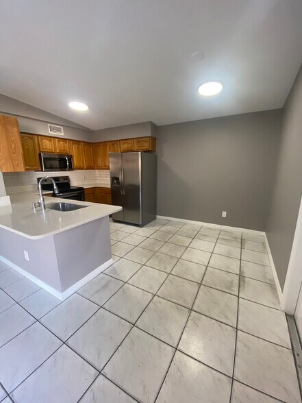 Building Photo - 3405 W Sligh Ave