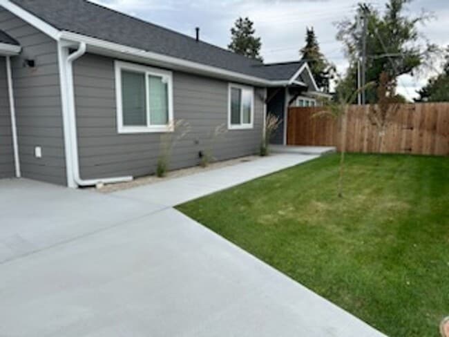 Building Photo - 3 bed/2bath Hamilton home -Fully Furnished