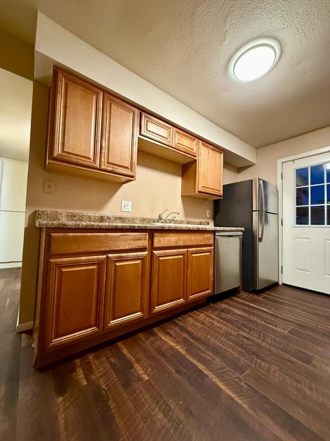 Building Photo - 825 E 5th St