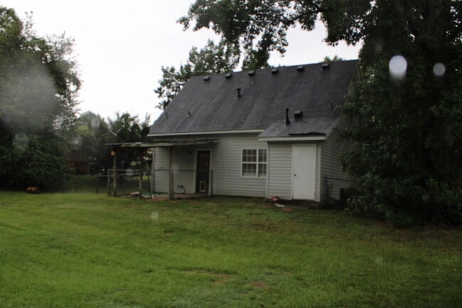 Building Photo - 810 S Willowick Dr