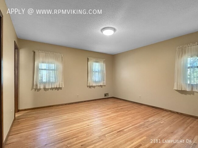 Building Photo - 4br 3ba 2cg ~ Security Deposit Free Altern...