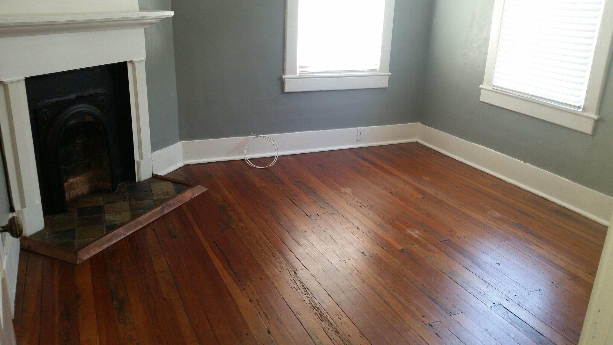 Back Bedroom -Original hardwood floors,Levolor blinds,decorative fireplace, & ceiling fan with light - 1215 Java Pl