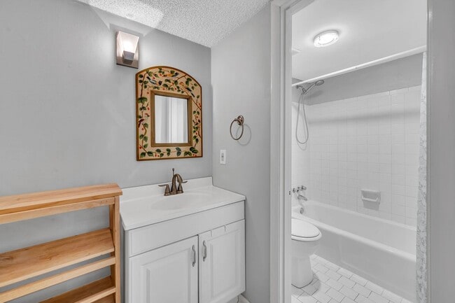 Building Photo - Great corner studio location in Belle Forest.