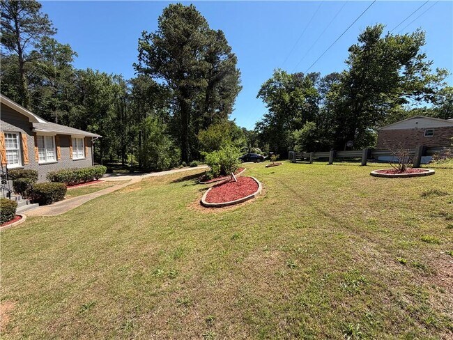 Building Photo - 3336 Camelot Dr NE