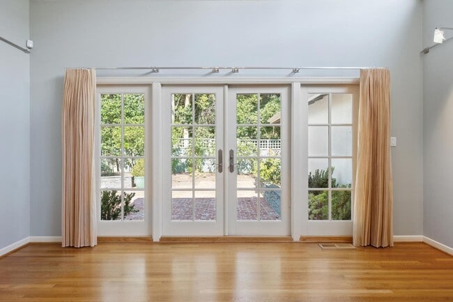 Building Photo - Charming 3-Bedroom Home with Office in desirable Old Palo Alto neighborhood Avail Feb 7th