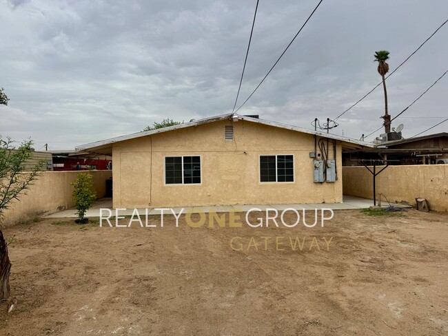 Building Photo - Compact 2 Bedroom 1 bath home with parking...