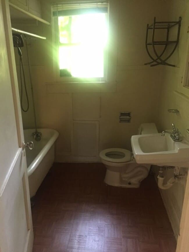 Building Photo - 2 BEDROOM 1 BATHROOM HOUSE WITH HUGE FENCED BACKYARD
