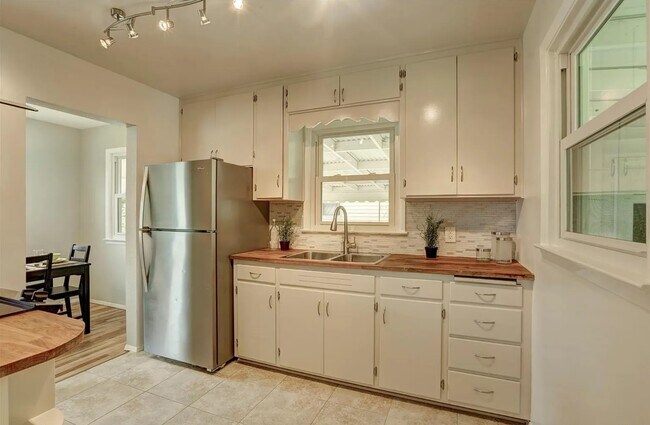 Primary Photo - 843 Judson St