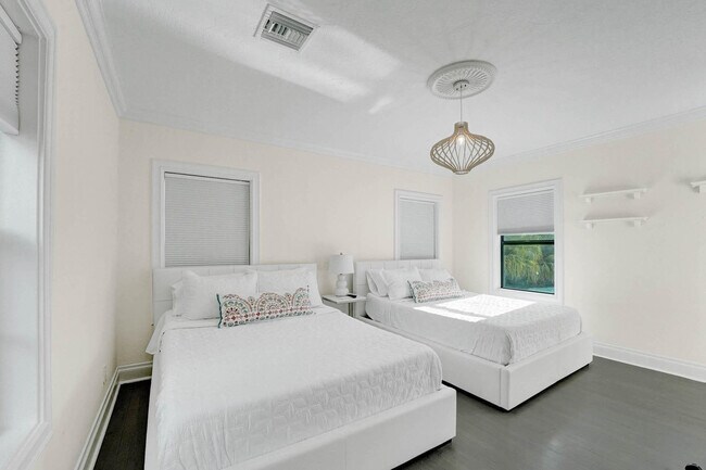 Building Photo - 614 Poinciana Dr