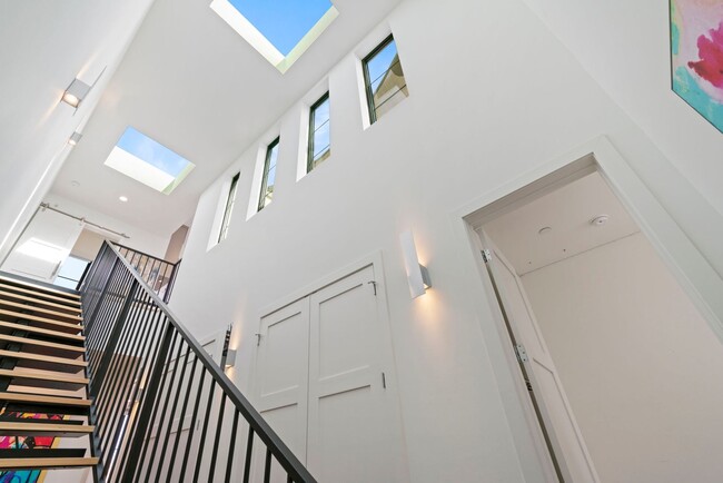 Building Photo - LUX 3BD, 5BA Townhome Near Cherry Creek, C...