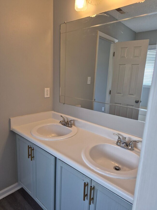 Building Photo - NEW LISTING!!!!!