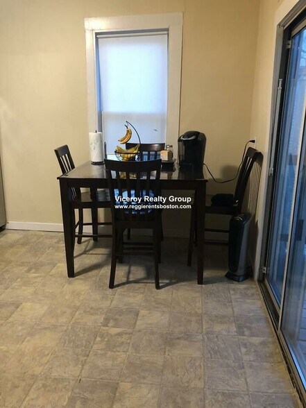 Building Photo - 861 E 1st St