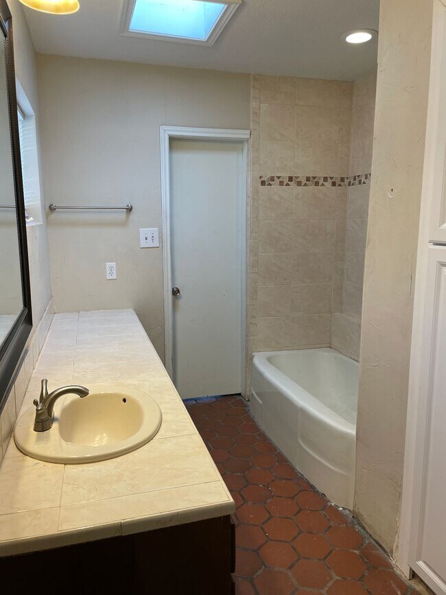 Building Photo - Pre-Leasing for July!