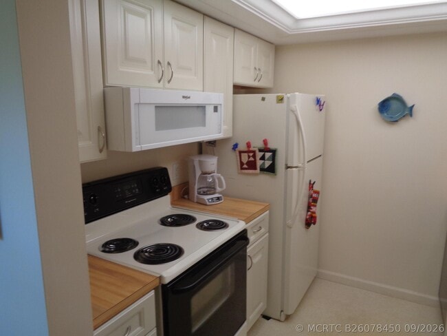 Building Photo - 5527 NE Gulfstream Way