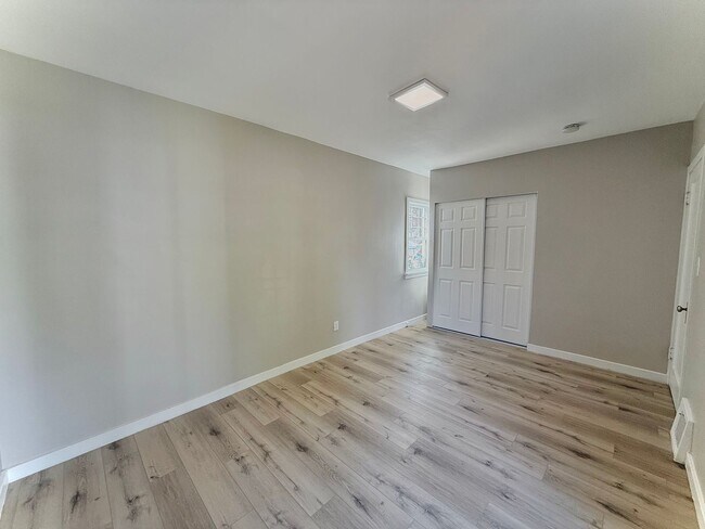 Building Photo - Avenues Home Available Now