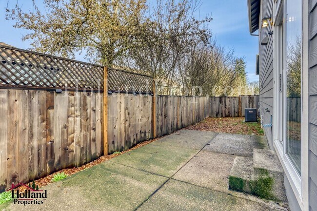 Building Photo - Stunning 3-Bedroom Forest Grove Home with Fireplace, Fenced Yard & Garage