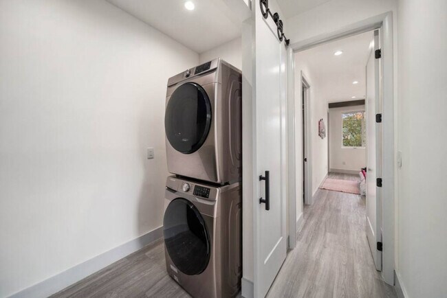 Building Photo - 1621 NE 4th Pl