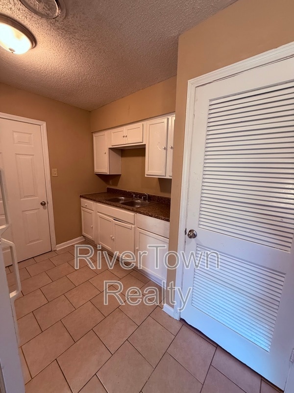 Building Photo - 677 N Holmes St