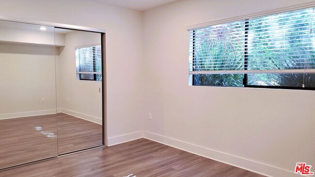 Building Photo - 5030 Rosewood Ave