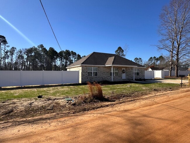 Building Photo - 3 Bed 2 Bath Brick House - Fenced in Backyard