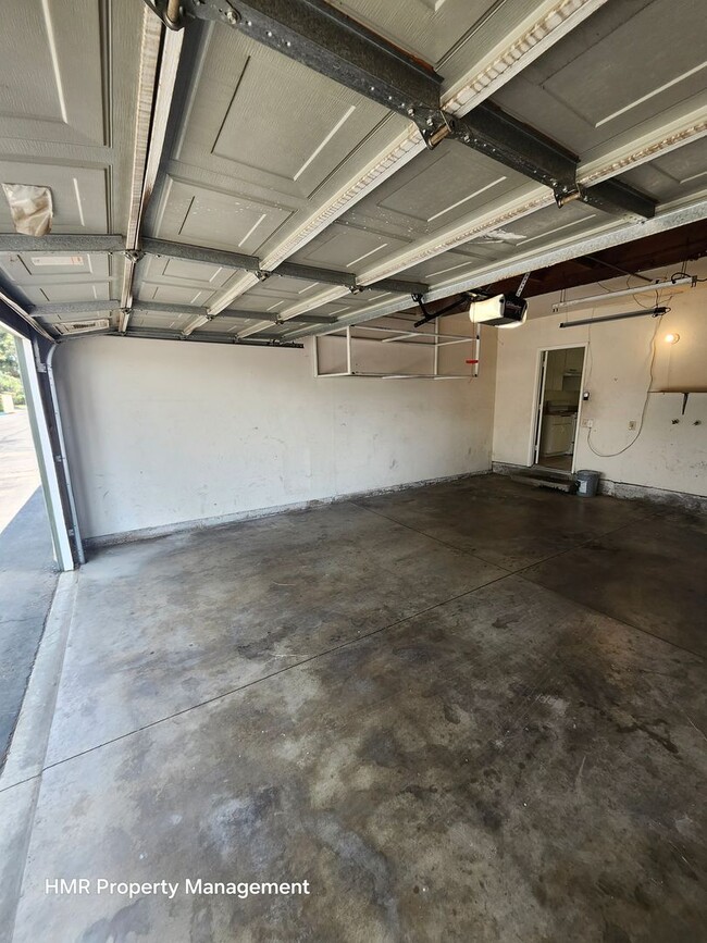 Building Photo - Two-Story condo in Ontario