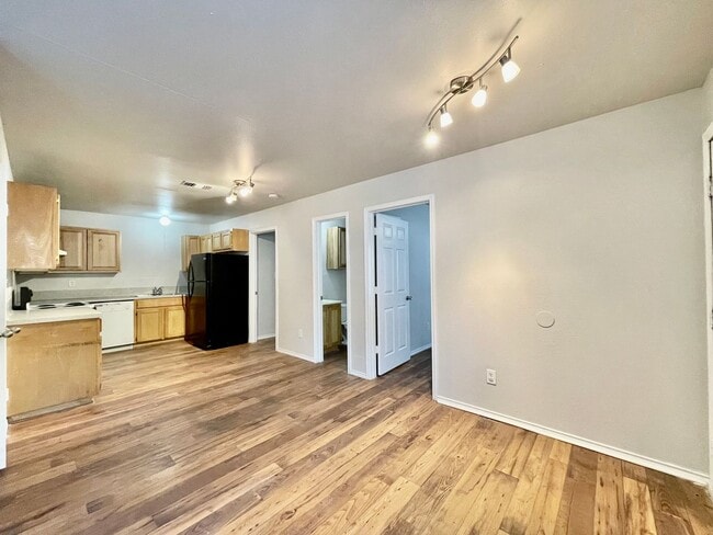 Building Photo - 1013-1015-1015 Advance St