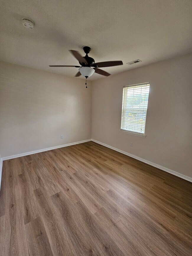 Building Photo - Well Maintained 3 Bed Home on Half an Acre!