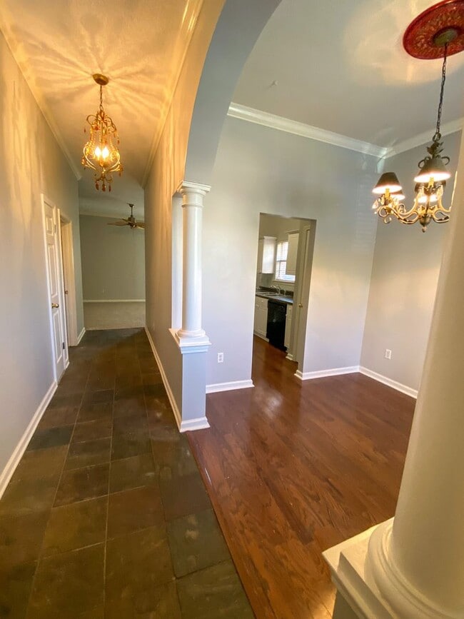 Building Photo - 3 bed, 2 bath in a gated community by Shel...