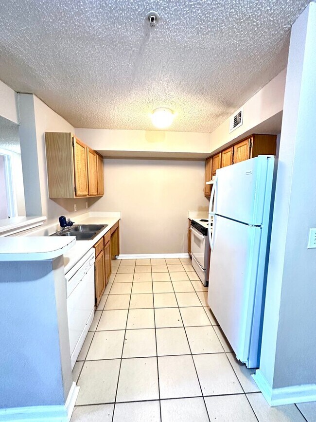 Building Photo - Cozy 2B/2B Unfurnished Condo near Beach in...