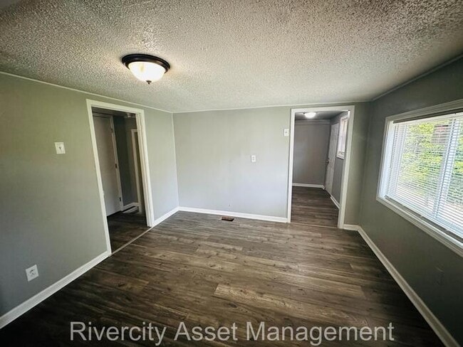 Building Photo - HUGE BACKYARD!!!!!! SECTION 8 FRIENDLY, RE...