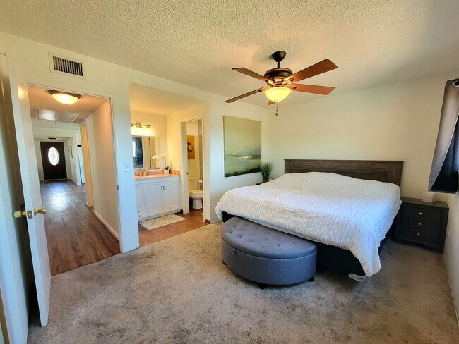 Building Photo - Darling, Move-In Ready Home in Highly Sought After Neighborhood w/ a Great View!!