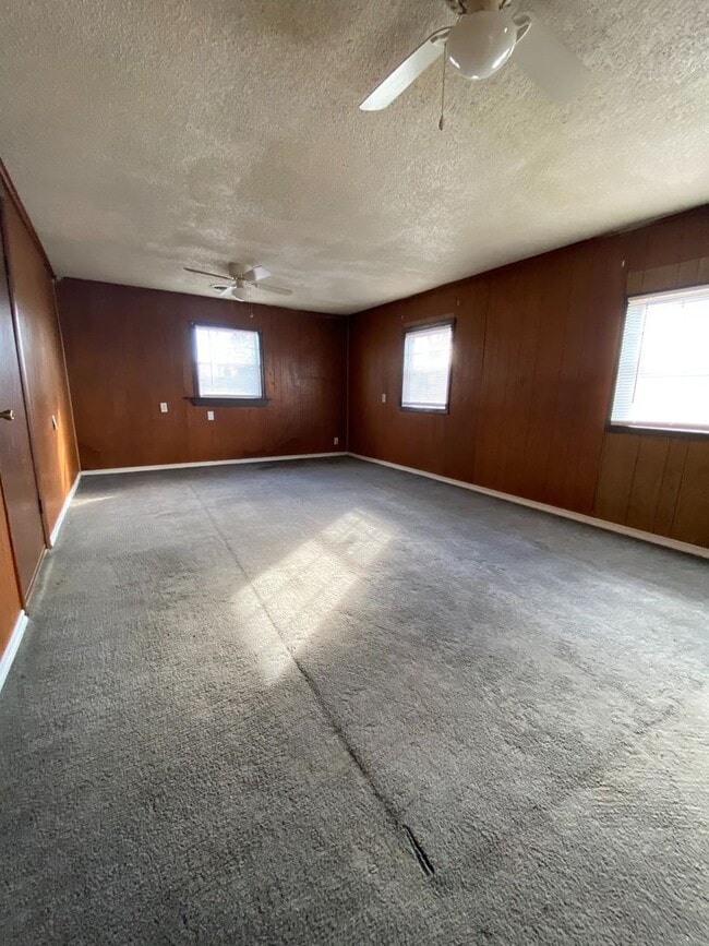 Building Photo - AVAILABLE NOW!