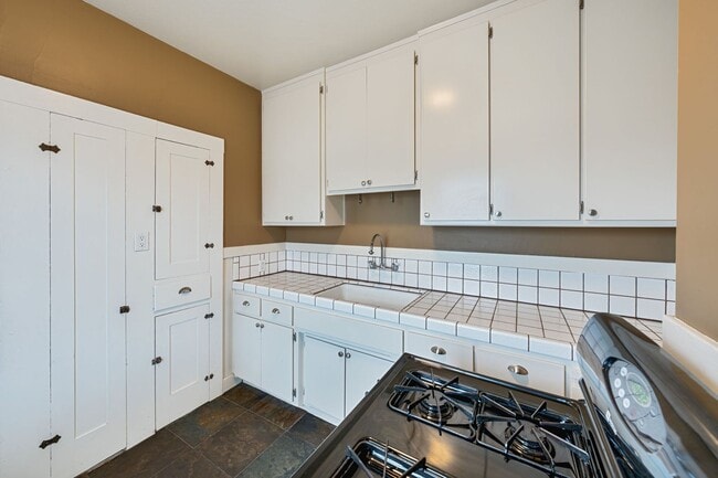 Building Photo - Charming Midtown 1-Bedroom Apartment with Private Balcony and Hardwood Floors!