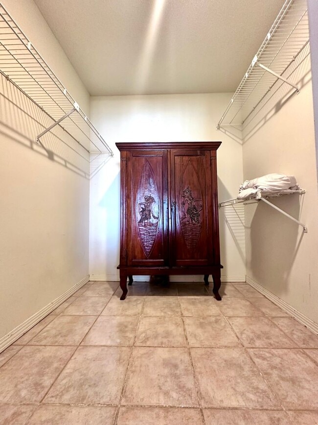 Building Photo - Beautiful 3B/3.5B Waterfront Fully Furnish...