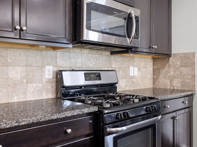 Building Photo - Beautiful 4 BR, 2 BA Home, 2 Car Garage wi...