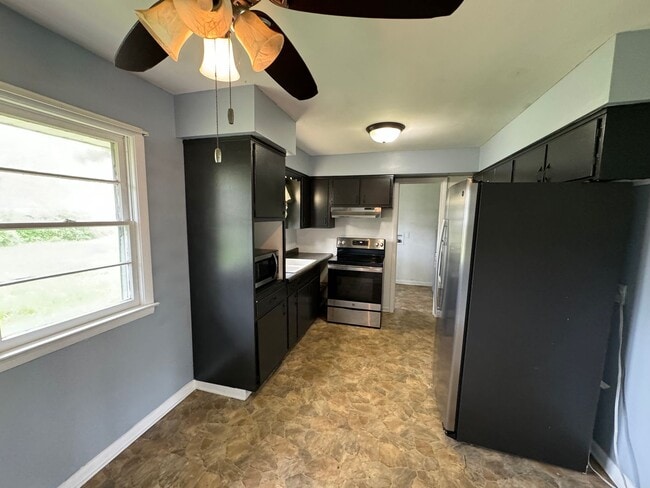 Building Photo - Charming 3-Bedroom, 1-Bathroom Home with Attached Garage – Accepting Section 8