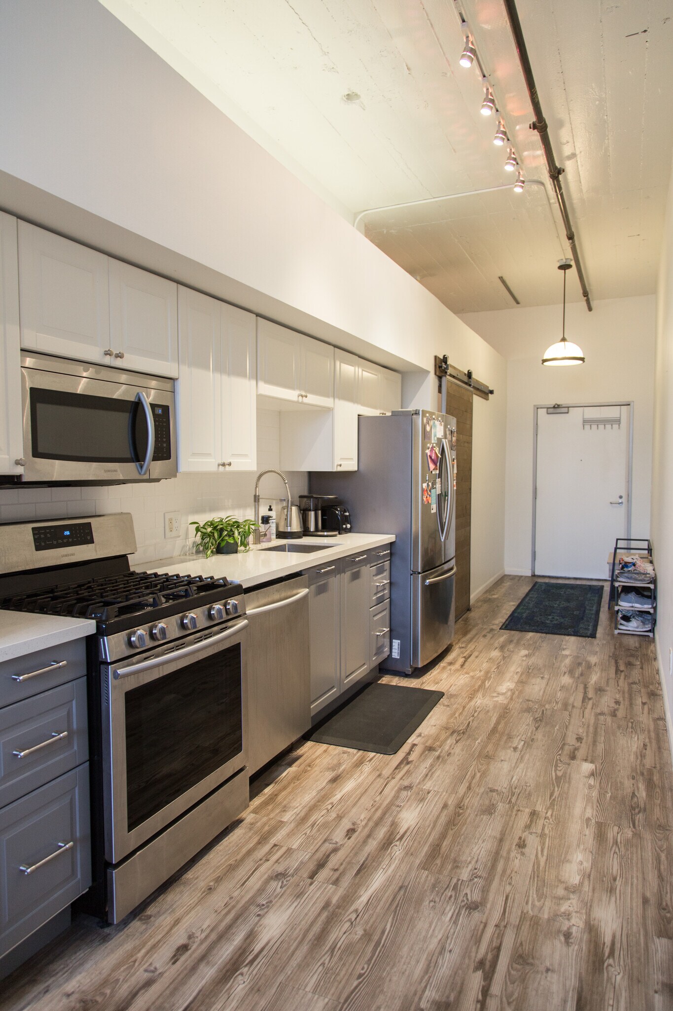 Building Photo - 420 S San Pedro St