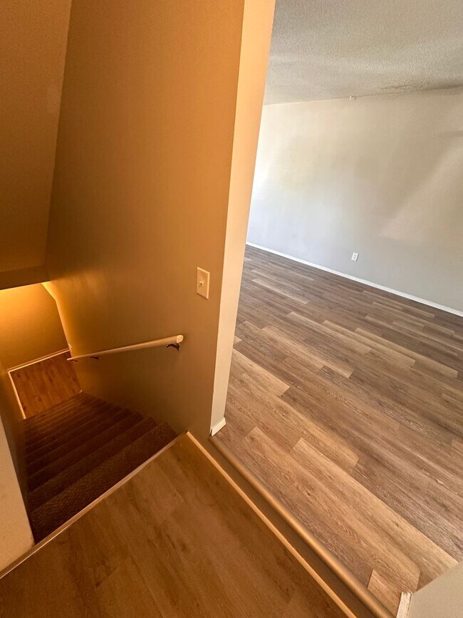 Building Photo - $1195 - 3 bedroom/ 2.5 bathroom - Townhome...