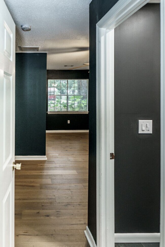 Building Photo - Beautiful 4 bedroom in the heart of Mossy ...