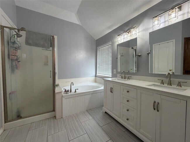 Building Photo - 1113 Shadowbend