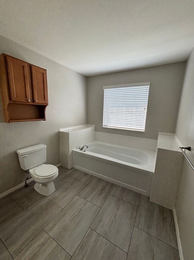Building Photo - 423 Larkway