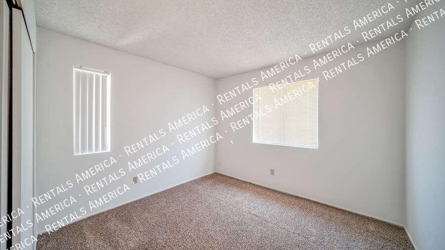 Building Photo - 1366 N Riverview Blvd