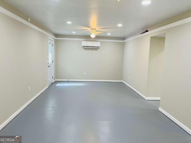 Building Photo - 147 N Lake Dr